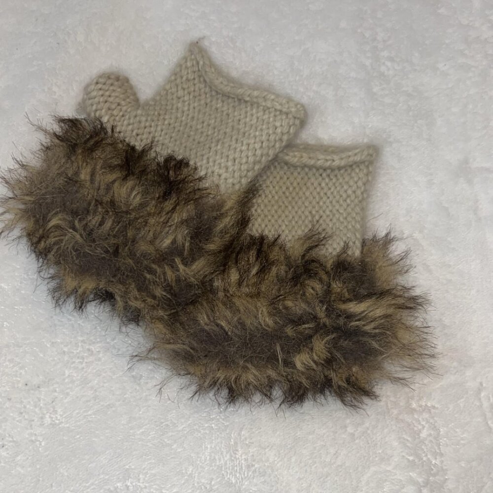 Adorable New Figureless Gloves - NWOT